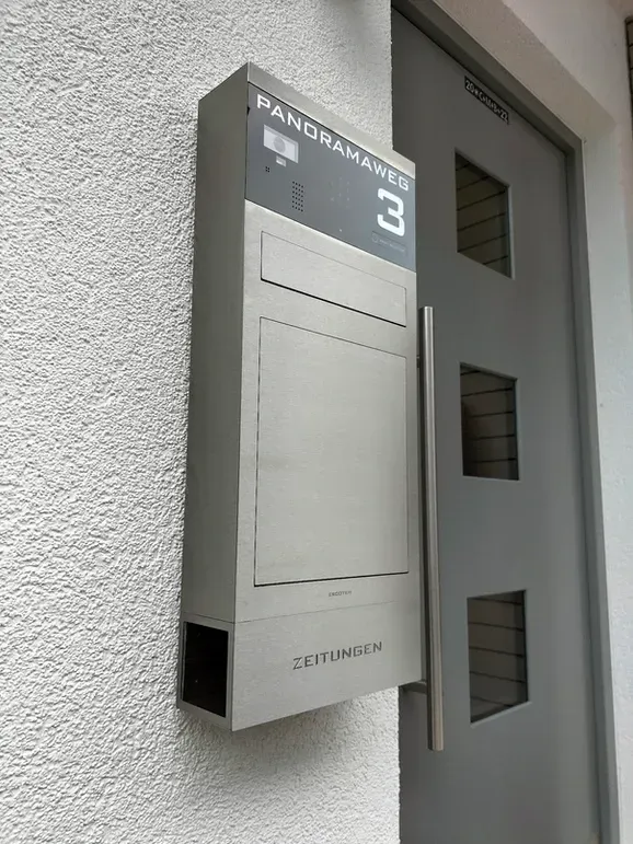 Unterputz-Briefkasten Aufputz-Briefkasten 1-Familien von ERCOTEH mit Videosprechanlage in Anthrazit RAL 7016 Edelstahl, beleuchtete Straße und Hausnummer mit eingebauter Kamera und Klingel Fingerprint Codeschloss und keypad Türsprechanlage von Gira System 106, Siedle, Loxone, 2N, HIKVISION Videosprechanlage maßanfertigung nach kundenwunsch aufputz briefkasten designer premium ercoteh briefkastenmanufaktur made in germany set 2009