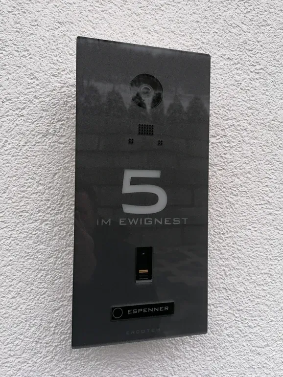 Eine Türklingel mit der Nummer 5 darauf