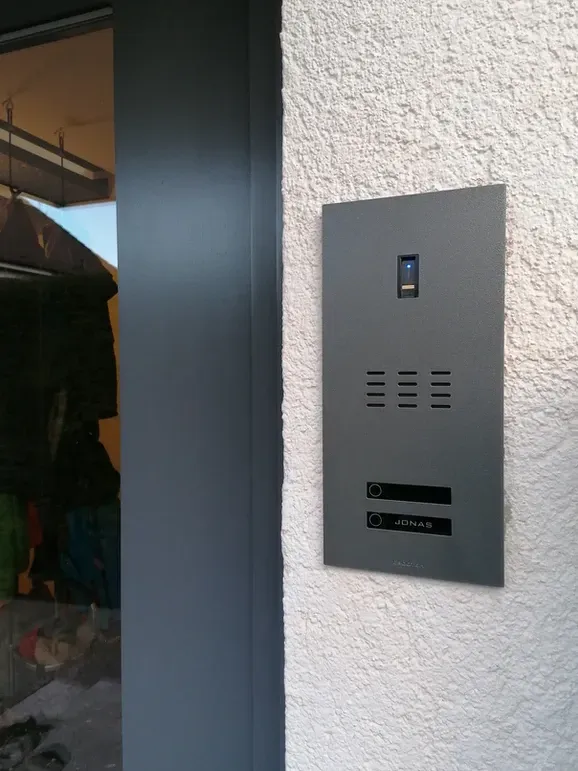 Unterputz-Türstation Video mit Kamera und Lautsprecher Türsprechanlage IP Technik mit Smartphonekommunikation und kostenloser App Architekten von ERCOTEH mit Videosprechanlage in Anthrazit RAL 7016 Edelstahl, beleuchtete Straße und Hausnummer mit eingebauter Kamera und Klingel Fingerprint Codeschloss und keypad Türsprechanlage von Gira System 106, Siedle, Loxone, 2N, HIKVISION Videosprechanlage maßanfertigung nach kundenwunsch aufputz briefkasten designer premium ercoteh briefkastenmanufaktur made in germany