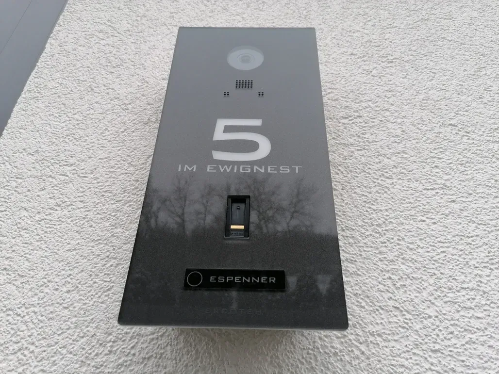 Unterputz-Türstation Video mit Kamera und Lautsprecher Türsprechanlage IP Technik mit Smartphonekommunikation und kostenloser App Architekten von ERCOTEH mit Videosprechanlage in Anthrazit RAL 7016 Edelstahl, beleuchtete Straße und Hausnummer mit eingebauter Kamera und Klingel Fingerprint Codeschloss und keypad Türsprechanlage von Gira System 106, Siedle, Loxone, 2N, HIKVISION Videosprechanlage maßanfertigung nach kundenwunsch aufputz briefkasten designer premium ercoteh briefkastenmanufaktur made in germany