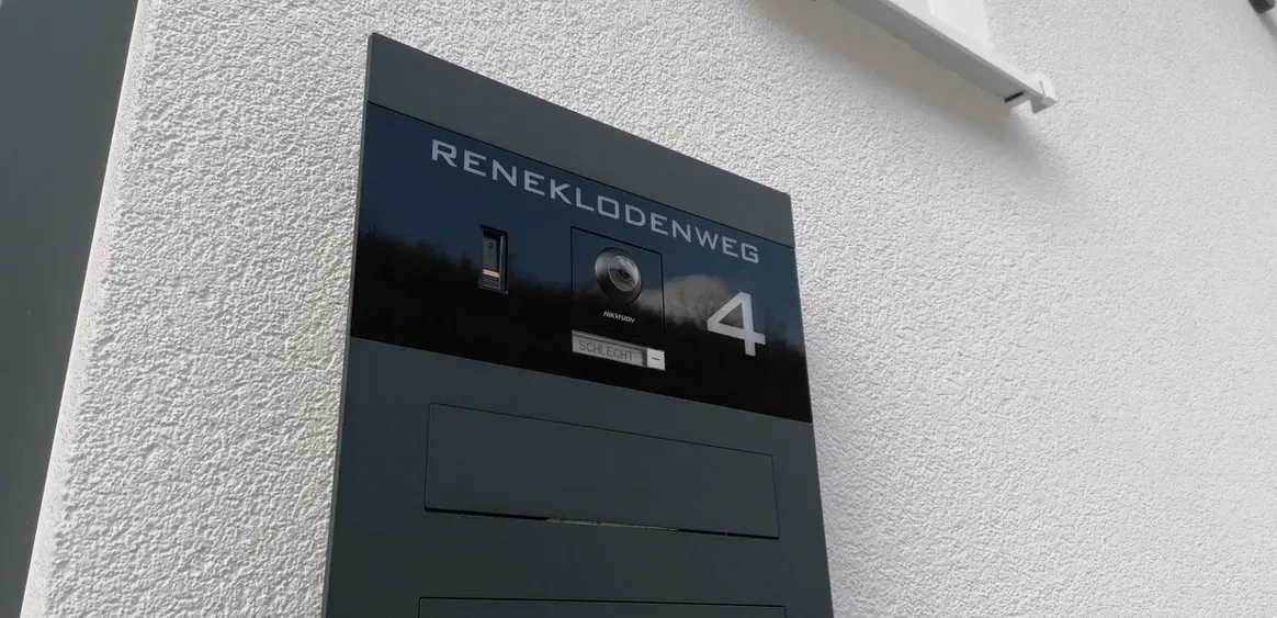 Unterputz-Briefkasten Aufputz-Briefkasten 1-Familien von ERCOTEH mit Videosprechanlage in Anthrazit RAL 7016 Edelstahl, beleuchtete Straße und Hausnummer mit eingebauter Kamera und Klingel Fingerprint Codeschloss und keypad Türsprechanlage von Gira System 106, Siedle, Loxone, 2N, HIKVISION Videosprechanlage maßanfertigung nach kundenwunsch aufputz briefkasten designer premium ercoteh briefkastenmanufaktur made in germany set 2009