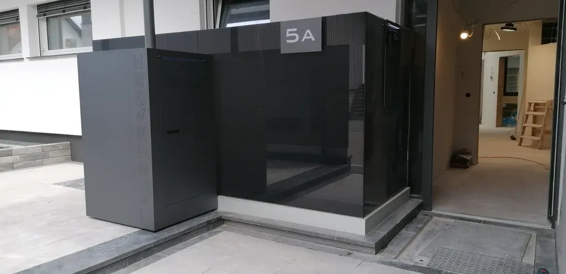 automatisch Paketbox mit Smartphonesteuerung von ERCOTEH mit Videosprechanlage in Anthrazit RAL 7016 Edelstahl, beleuchtete Straße und Hausnummer mit eingebauter Kamera und Klingel Fingerprint Codeschloss und keypad Türsprechanlage von Gira System 106, Siedle, Loxone, 2N, HIKVISION Videosprechanlage maßanfertigung nach kundenwunsch aufputz briefkasten designer premium ercoteh briefkastenmanufaktur made in germany set 2009