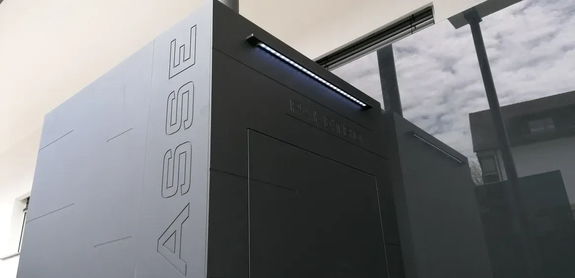 automatisch Paketbox mit Smartphonesteuerung von ERCOTEH mit Videosprechanlage in Anthrazit RAL 7016 Edelstahl, beleuchtete Straße und Hausnummer mit eingebauter Kamera und Klingel Fingerprint Codeschloss und keypad Türsprechanlage von Gira System 106, Siedle, Loxone, 2N, HIKVISION Videosprechanlage maßanfertigung nach kundenwunsch aufputz briefkasten designer premium ercoteh briefkastenmanufaktur made in germany set 2009