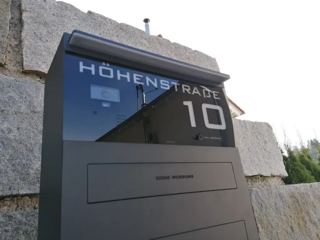 Briefkastenstele Standbriefkasten Briefkasten freistehend von ERCOTEH mit Videosprechanlage in Anthrazit RAL 7016 mit eingebauter Kamera und Klingel Fingerprint Codeschloss und keypad Türsprechanlage von Gira System 106, Siedle, Loxone, 2N Videosprechanlage maßanfertigung nach kundenwunsch aufputz briefkasten designer premium ercoteh briefkastenmanufaktur made in germany