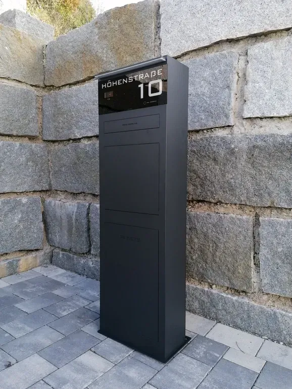 Briefkastenstele Standbriefkasten Briefkasten freistehend mit paketbox von ERCOTEH mit Videosprechanlage in Anthrazit RAL 7016 mit eingebauter Kamera und Klingel Fingerprint Codeschloss und keypad Türsprechanlage von Gira System 106, Siedle, Loxone, 2N Videosprechanlage maßanfertigung nach kundenwunsch aufputz briefkasten designer premium ercoteh briefkastenmanufaktur made in germany