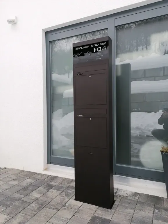 Briefkastenstele Standbriefkasten Briefkasten freistehend mit paketbox von ERCOTEH mit Videosprechanlage in Anthrazit RAL 7016 mit eingebauter Kamera und Klingel Fingerprint Codeschloss und keypad Türsprechanlage von Gira System 106, Siedle, Loxone, 2N Videosprechanlage maßanfertigung nach kundenwunsch aufputz briefkasten designer premium ercoteh briefkastenmanufaktur made in germany
