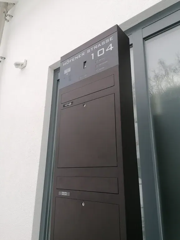 Briefkastenstele Standbriefkasten Briefkasten freistehend 2-familien von ERCOTEH mit Videosprechanlage in Anthrazit RAL 7016 mit eingebauter Kamera und Klingel Fingerprint Codeschloss und keypad Türsprechanlage von Gira System 106, Siedle, Loxone, 2N Videosprechanlage maßanfertigung nach kundenwunsch aufputz briefkasten designer premium ercoteh briefkastenmanufaktur made in germany