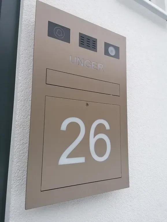 Unterputz-Briefkasten Aufputz-Briefkasten 1-Familien von ERCOTEH mit Videosprechanlage in Anthrazit RAL 7016 Edelstahl, beleuchtete Straße und Hausnummer mit eingebauter Kamera und Klingel Fingerprint Codeschloss und keypad Türsprechanlage von Gira System 106, Siedle, Loxone, 2N, HIKVISION Videosprechanlage maßanfertigung nach kundenwunsch aufputz briefkasten designer premium ercoteh briefkastenmanufaktur made in germany set 2009