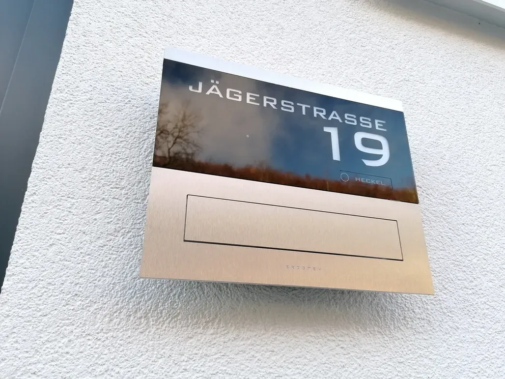 Mauerdurchwurf-Briefkasten durchwurf-Briefkasten 1-Familien von ERCOTEH mit Videosprechanlage in Anthrazit RAL 7016 Edelstahl, beleuchtete Straße und Hausnummer mit eingebauter Kamera und Klingel Fingerprint Codeschloss und keypad Türsprechanlage von Gira System 106, Siedle, Loxone, 2N, HIKVISION Videosprechanlage maßanfertigung nach kundenwunsch aufputz briefkasten designer premium ercoteh briefkastenmanufaktur made in germany set 2009