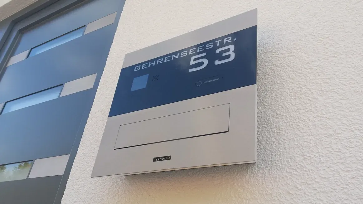 Mauerdurchwurf-Briefkasten durchwurf-Briefkasten 1-Familien von ERCOTEH mit Videosprechanlage in Anthrazit RAL 7016 Edelstahl, beleuchtete Straße und Hausnummer mit eingebauter Kamera und Klingel Fingerprint Codeschloss und keypad Türsprechanlage von Gira System 106, Siedle, Loxone, 2N, HIKVISION Videosprechanlage maßanfertigung nach kundenwunsch aufputz briefkasten designer premium ercoteh briefkastenmanufaktur made in germany set 2009