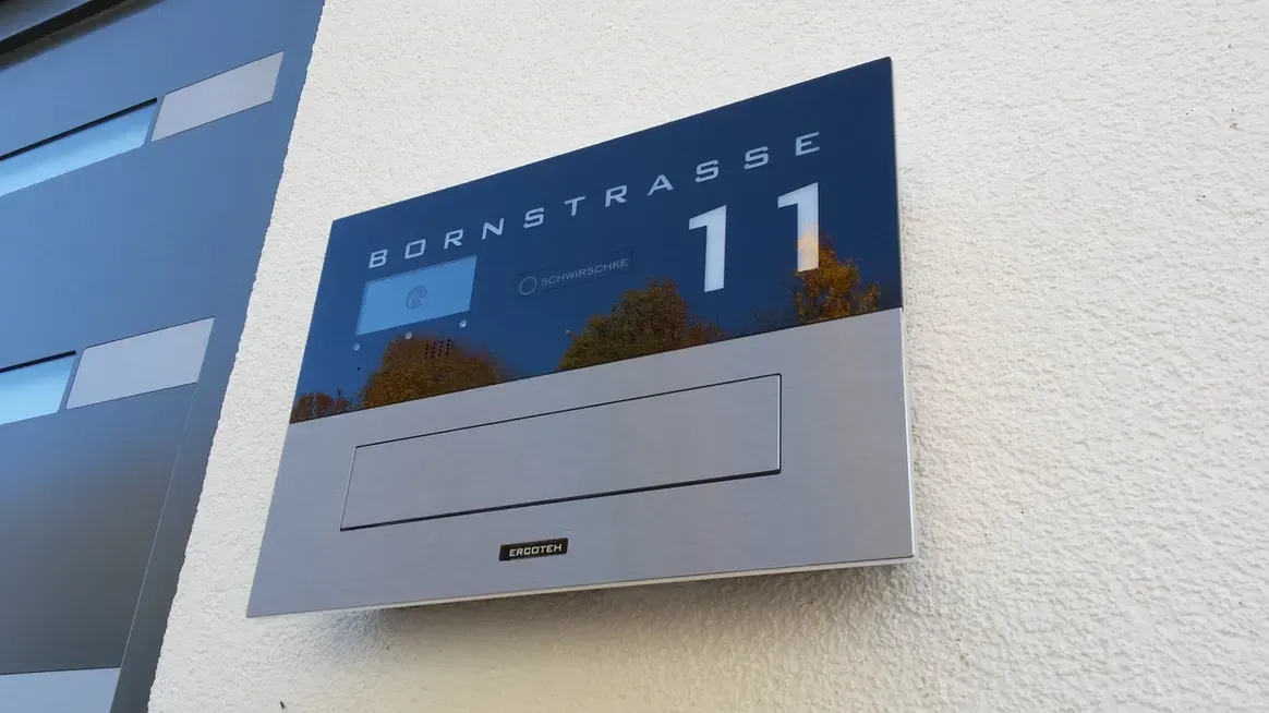 Mauerdurchwurf-Briefkasten durchwurf-Briefkasten 1-Familien von ERCOTEH mit Videosprechanlage in Anthrazit RAL 7016 Edelstahl, beleuchtete Straße und Hausnummer mit eingebauter Kamera und Klingel Fingerprint Codeschloss und keypad Türsprechanlage von Gira System 106, Siedle, Loxone, 2N, HIKVISION Videosprechanlage maßanfertigung nach kundenwunsch aufputz briefkasten designer premium ercoteh briefkastenmanufaktur made in germany set 2009