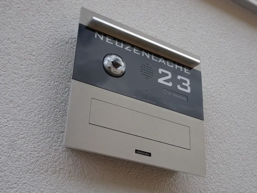 Mauerdurchwurf-Briefkasten durchwurf-Briefkasten 1-Familien von ERCOTEH mit Videosprechanlage in Anthrazit RAL 7016 Edelstahl, beleuchtete Straße und Hausnummer mit eingebauter Kamera und Klingel Fingerprint Codeschloss und keypad Türsprechanlage von Gira System 106, Siedle, Loxone, 2N, HIKVISION Videosprechanlage maßanfertigung nach kundenwunsch aufputz briefkasten designer premium ercoteh briefkastenmanufaktur made in germany set 2009