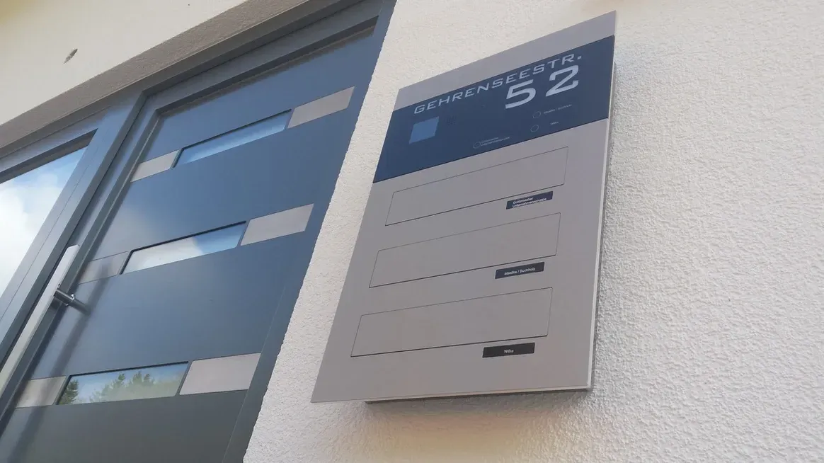 Mauerdurchwurf-Briefkasten durchwurf-Briefkasten 3-Familien von ERCOTEH mit Videosprechanlage in Anthrazit RAL 7016 Edelstahl, beleuchtete Straße und Hausnummer mit eingebauter Kamera und Klingel Fingerprint Codeschloss und keypad Türsprechanlage von Gira System 106, Siedle, Loxone, 2N, HIKVISION Videosprechanlage maßanfertigung nach kundenwunsch aufputz briefkasten designer premium ercoteh briefkastenmanufaktur made in germany set 2009