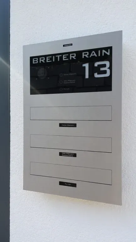 Mauerdurchwurf-Briefkasten durchwurf-Briefkasten 3-Familien von ERCOTEH mit Videosprechanlage in Anthrazit RAL 7016 Edelstahl, beleuchtete Straße und Hausnummer mit eingebauter Kamera und Klingel Fingerprint Codeschloss und keypad Türsprechanlage von Gira System 106, Siedle, Loxone, 2N, HIKVISION Videosprechanlage maßanfertigung nach kundenwunsch aufputz briefkasten designer premium ercoteh briefkastenmanufaktur made in germany set 2009