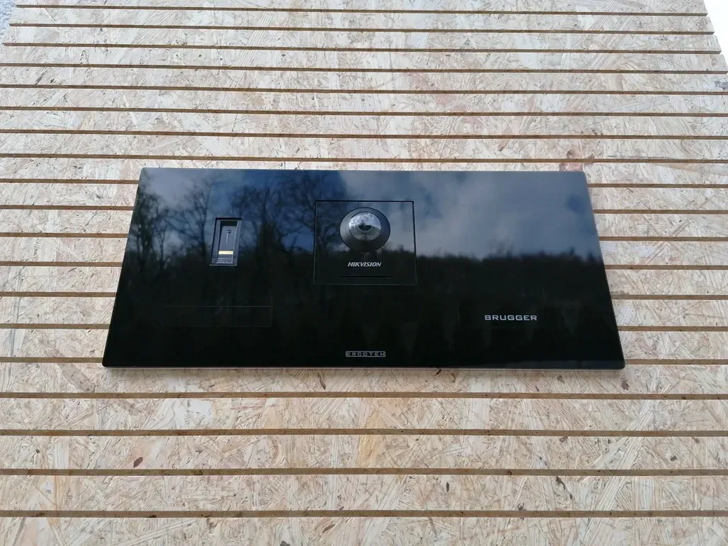 Unterputz-Türstation Video mit Kamera und Lautsprecher Türsprechanlage IP Technik mit Smartphonekommunikation und kostenloser App Architekten von ERCOTEH mit Videosprechanlage in Anthrazit RAL 7016 Edelstahl, beleuchtete Straße und Hausnummer mit eingebauter Kamera und Klingel Fingerprint Codeschloss und keypad Türsprechanlage von Gira System 106, Siedle, Loxone, 2N, HIKVISION Videosprechanlage maßanfertigung nach kundenwunsch aufputz briefkasten designer premium ercoteh briefkastenmanufaktur made in germany