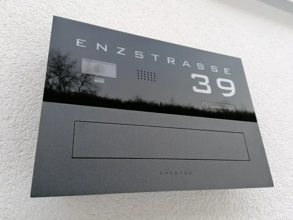 Ein Schild an einer Wand mit der Aufschrift „Enzstraße 39“