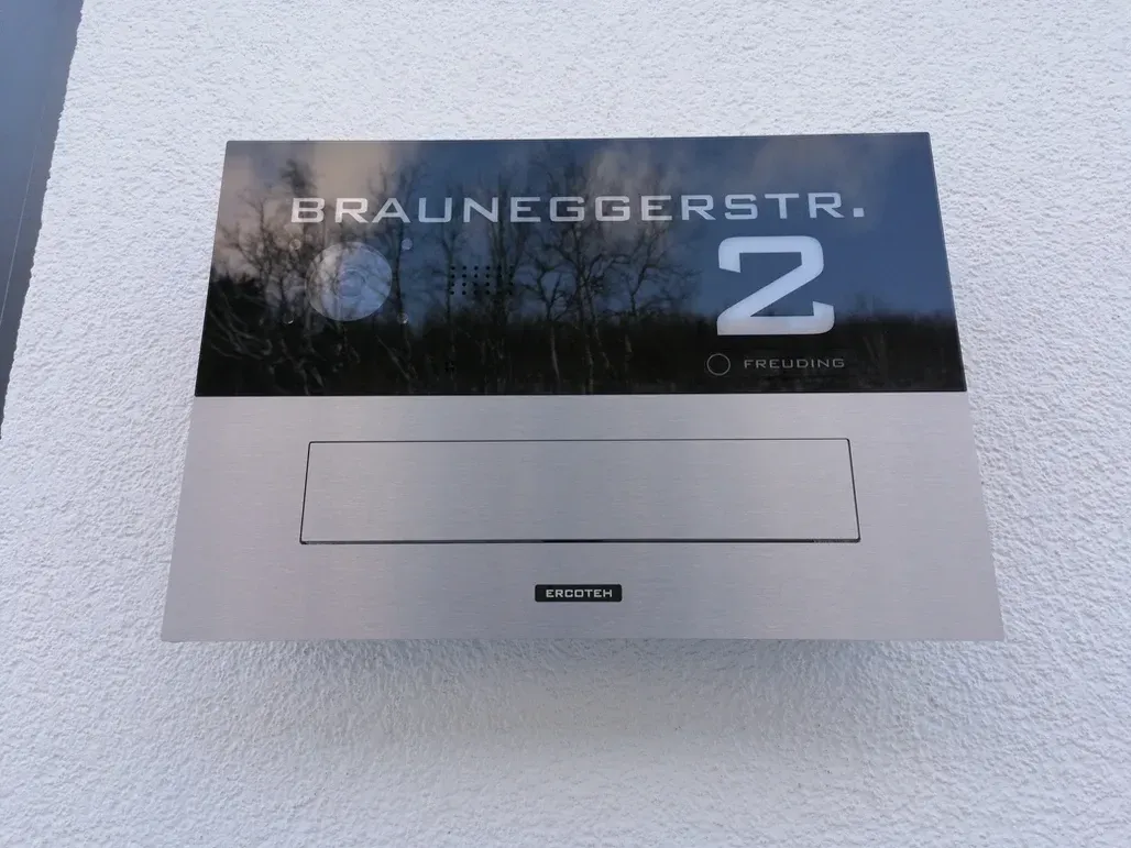 Ein Schild an einer Wand mit der Aufschrift „Brauneggerstr. 2“