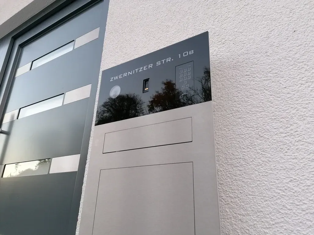 Ein Briefkasten aus Edelstahl an der Seite eines Gebäudes