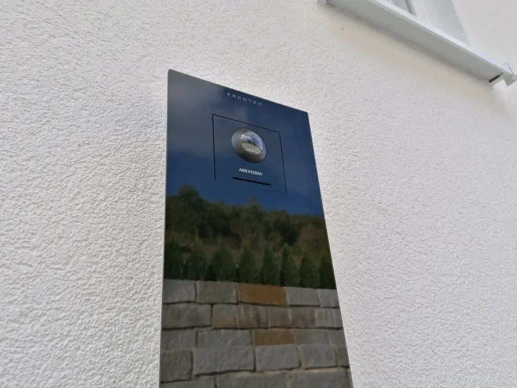 Unterputz-Türstation Video mit Kamera und Lautsprecher Türsprechanlage IP Technik mit Smartphonekommunikation und kostenloser App Architekten von ERCOTEH mit Videosprechanlage in Anthrazit RAL 7016 Edelstahl, beleuchtete Straße und Hausnummer mit eingebauter Kamera und Klingel Fingerprint Codeschloss und keypad Türsprechanlage von Gira System 106, Siedle, Loxone, 2N, HIKVISION Videosprechanlage maßanfertigung nach kundenwunsch aufputz briefkasten designer premium ercoteh briefkastenmanufaktur made in germany