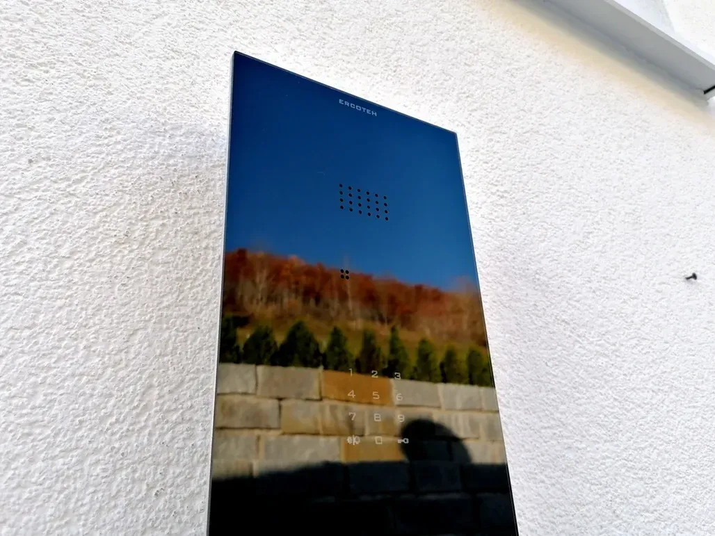 Unterputz-Türstation Video mit Kamera und Lautsprecher Türsprechanlage IP Technik mit Smartphonekommunikation und kostenloser App Architekten von ERCOTEH mit Videosprechanlage in Anthrazit RAL 7016 Edelstahl, beleuchtete Straße und Hausnummer mit eingebauter Kamera und Klingel Fingerprint Codeschloss und keypad Türsprechanlage von Gira System 106, Siedle, Loxone, 2N, HIKVISION Videosprechanlage maßanfertigung nach kundenwunsch aufputz briefkasten designer premium ercoteh briefkastenmanufaktur made in germany