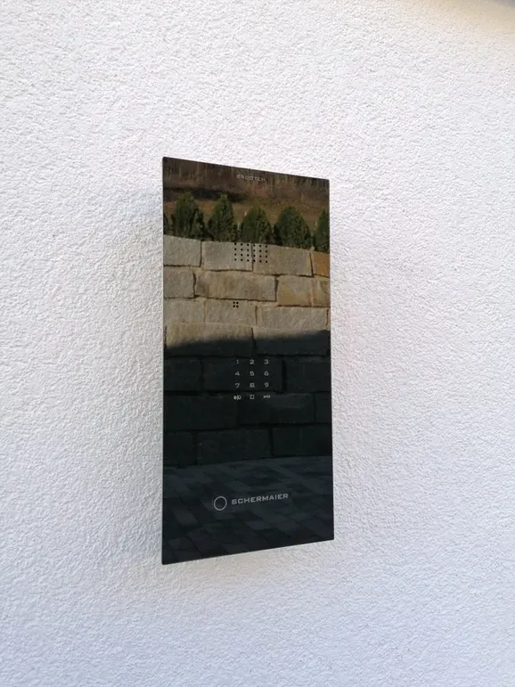 Unterputz-Türstation Video mit Kamera und Lautsprecher Türsprechanlage IP Technik mit Smartphonekommunikation und kostenloser App Architekten von ERCOTEH mit Videosprechanlage in Anthrazit RAL 7016 Edelstahl, beleuchtete Straße und Hausnummer mit eingebauter Kamera und Klingel Fingerprint Codeschloss und keypad Türsprechanlage von Gira System 106, Siedle, Loxone, 2N, HIKVISION Videosprechanlage maßanfertigung nach kundenwunsch aufputz briefkasten designer premium ercoteh briefkastenmanufaktur made in germany