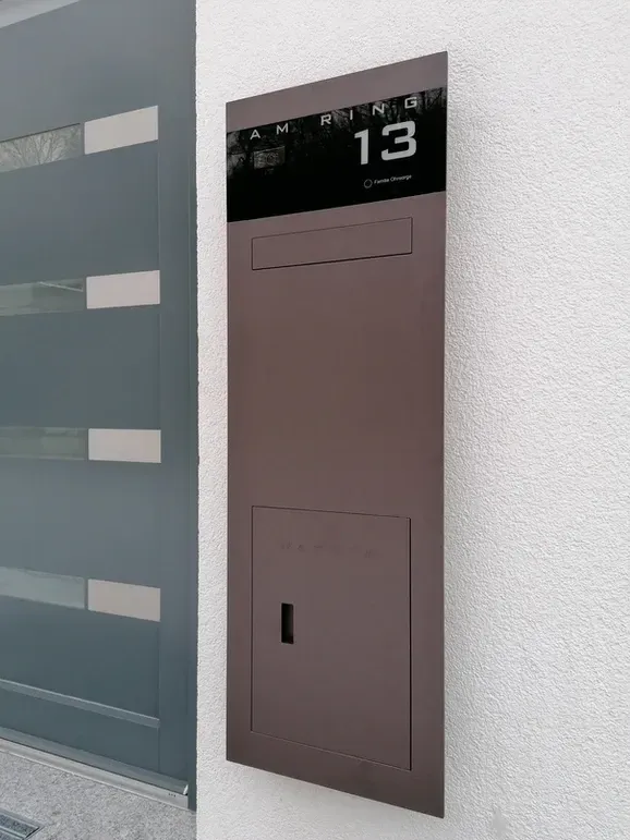 Unterputz-Briefkasten Aufputz-Briefkasten 1-Familien von ERCOTEH mit Videosprechanlage in Anthrazit RAL 7016 Edelstahl, beleuchtete Straße und Hausnummer mit eingebauter Kamera und Klingel Fingerprint Codeschloss und keypad Türsprechanlage von Gira System 106, Siedle, Loxone, 2N, HIKVISION Videosprechanlage maßanfertigung nach kundenwunsch aufputz briefkasten designer premium ercoteh briefkastenmanufaktur made in germany set 2009