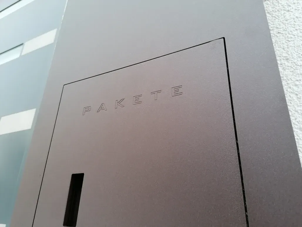 Unterputz-Briefkasten Aufputz-Briefkasten 1-Familien von ERCOTEH mit Videosprechanlage in Anthrazit RAL 7016 Edelstahl, beleuchtete Straße und Hausnummer mit eingebauter Kamera und Klingel Fingerprint Codeschloss und keypad Türsprechanlage von Gira System 106, Siedle, Loxone, 2N, HIKVISION Videosprechanlage maßanfertigung nach kundenwunsch aufputz briefkasten designer premium ercoteh briefkastenmanufaktur made in germany set 2009