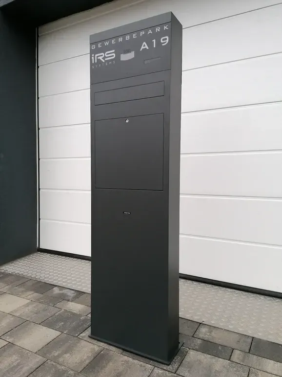 Briefkastenstele Standbriefkasten Briefkasten freistehend von ERCOTEH mit Videosprechanlage in Anthrazit RAL 7016 mit eingebauter Kamera und Klingel Fingerprint Codeschloss und keypad Türsprechanlage von Gira System 106, Siedle, Loxone, 2N Videosprechanlage maßanfertigung nach kundenwunsch aufputz briefkasten designer premium ercoteh briefkastenmanufaktur made in germany