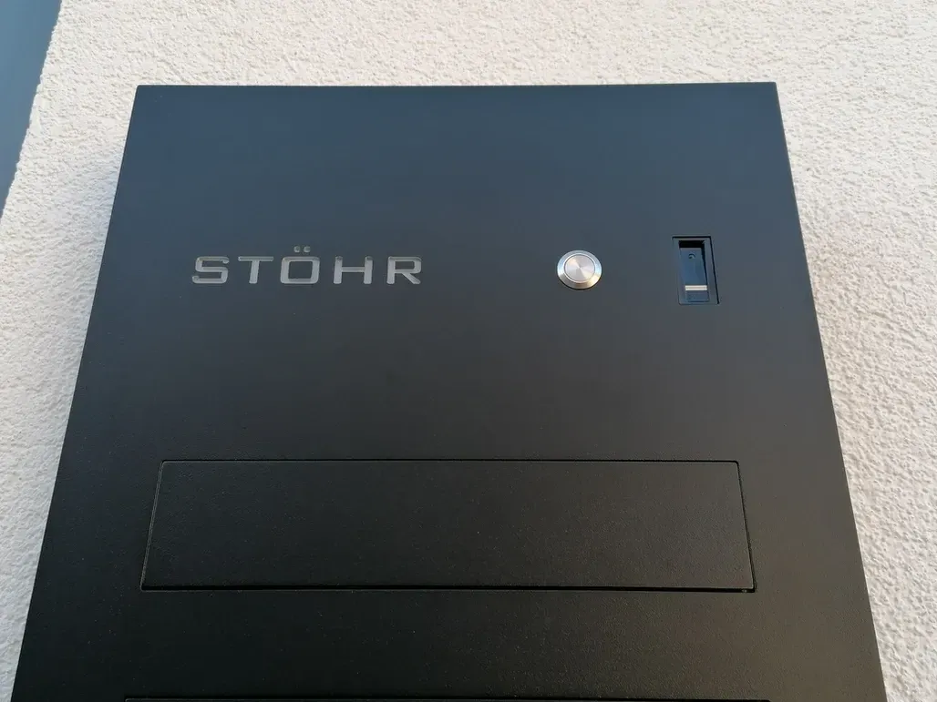 Unterputz-Briefkasten Aufputz-Briefkasten 1-Familien von ERCOTEH mit Videosprechanlage in Anthrazit RAL 7016 Edelstahl, beleuchtete Straße und Hausnummer mit eingebauter Kamera und Klingel Fingerprint Codeschloss und keypad Türsprechanlage von Gira System 106, Siedle, Loxone, 2N, HIKVISION Videosprechanlage maßanfertigung nach kundenwunsch aufputz briefkasten designer premium ercoteh briefkastenmanufaktur made in germany set 2009