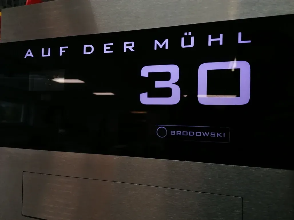 A sign that says auf der mühl 3.0 on it