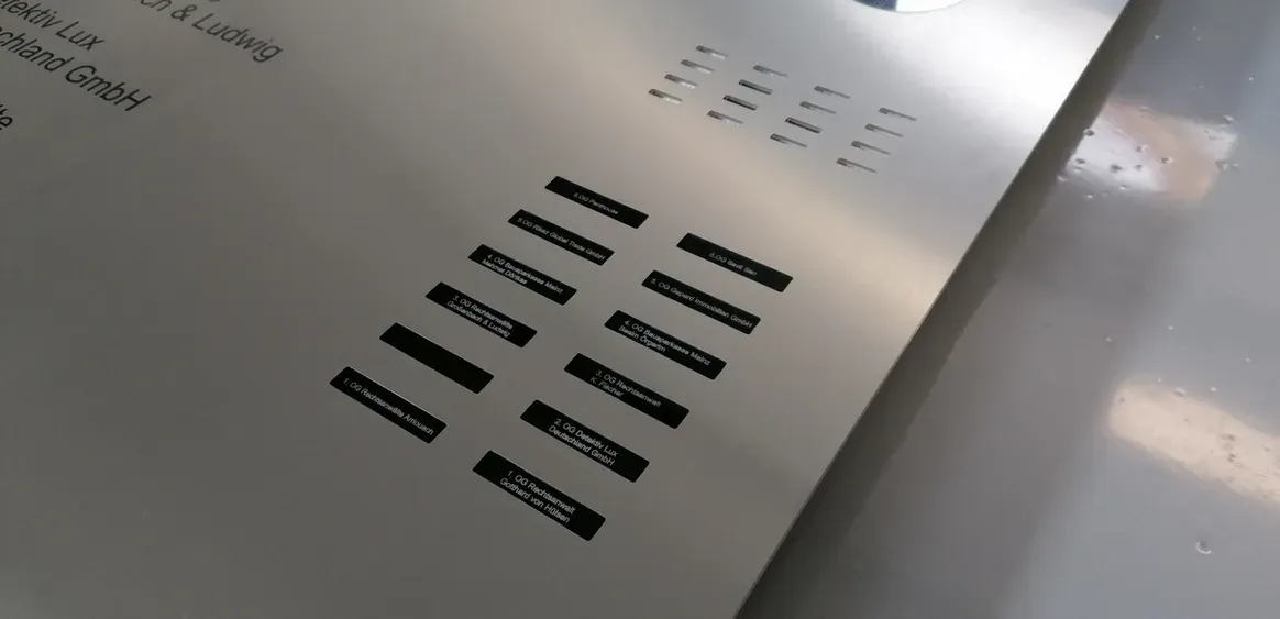 Eine Nahaufnahme von einem Stück Metall mit Löchern darin