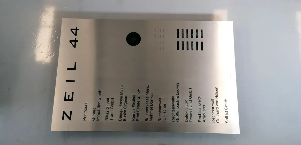 Ein Stück Papier mit der Nummer 44 darauf