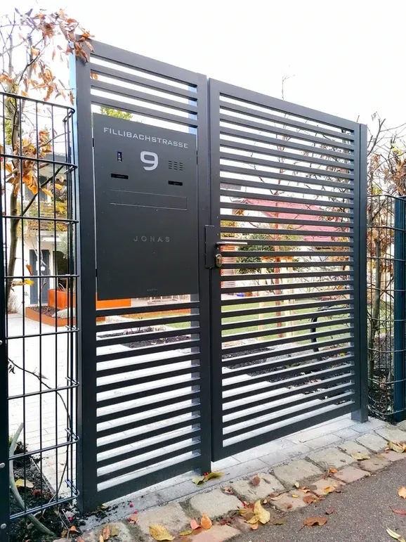 Ein schwarzes Tor mit der Nummer 9 darauf