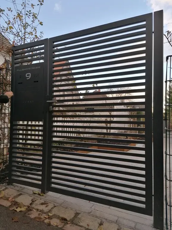 Ein schwarzes Tor mit der Nummer 9 darauf