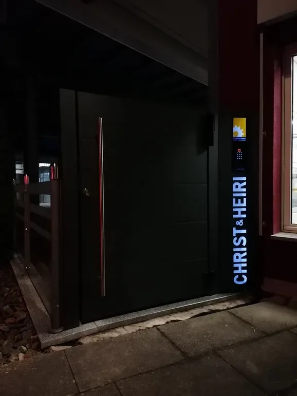 Eine schwarze Tür mit dem Namen Christa Heira darauf