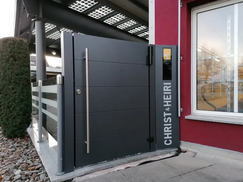 Türstation Video mit Leuchtreklame Gravur Firmenschild 3d Buchstaben Text 2-familien von ERCOTEH mit Videosprechanlage in Anthrazit RAL 7016 mit eingebauter Kamera und Klingel Fingerprint Codeschloss und keypad Türsprechanlage von Gira System 106, Siedle, Loxone, 2N Videosprechanlage maßanfertigung nach kundenwunsch aufputz briefkasten designer premium ercoteh briefkastenmanufaktur made in germany