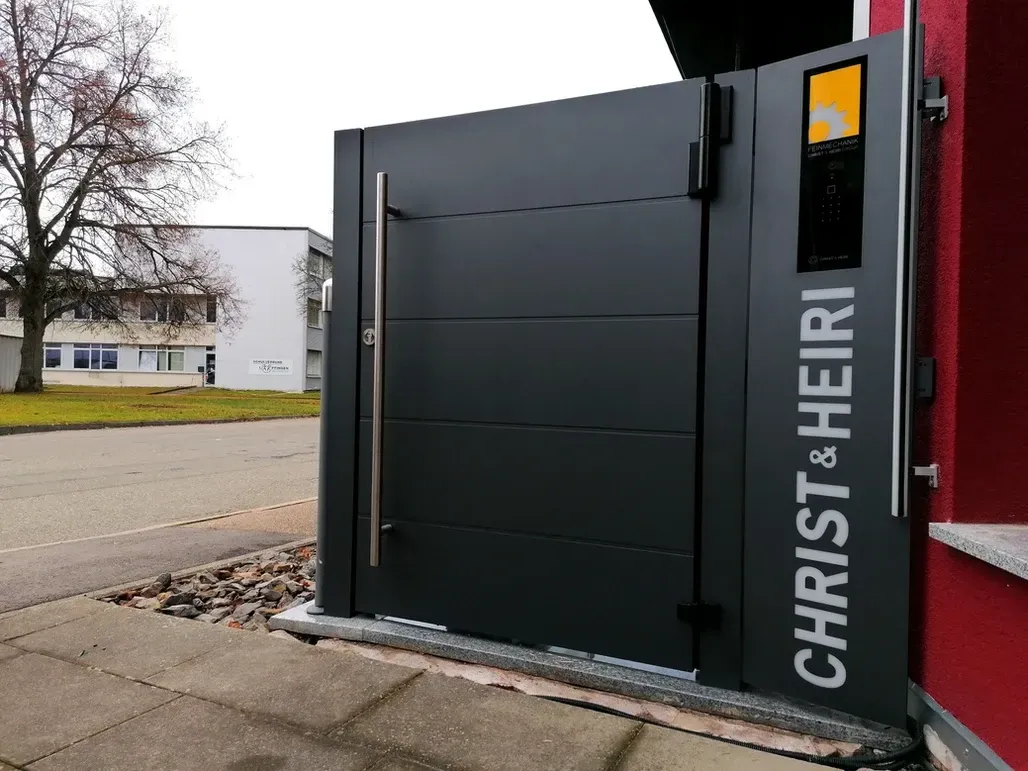 Türstation Video mit Leuchtreklame Gravur Firmenschild 3d Buchstaben Text 2-familien von ERCOTEH mit Videosprechanlage in Anthrazit RAL 7016 mit eingebauter Kamera und Klingel Fingerprint Codeschloss und keypad Türsprechanlage von Gira System 106, Siedle, Loxone, 2N Videosprechanlage maßanfertigung nach kundenwunsch aufputz briefkasten designer premium ercoteh briefkastenmanufaktur made in germany