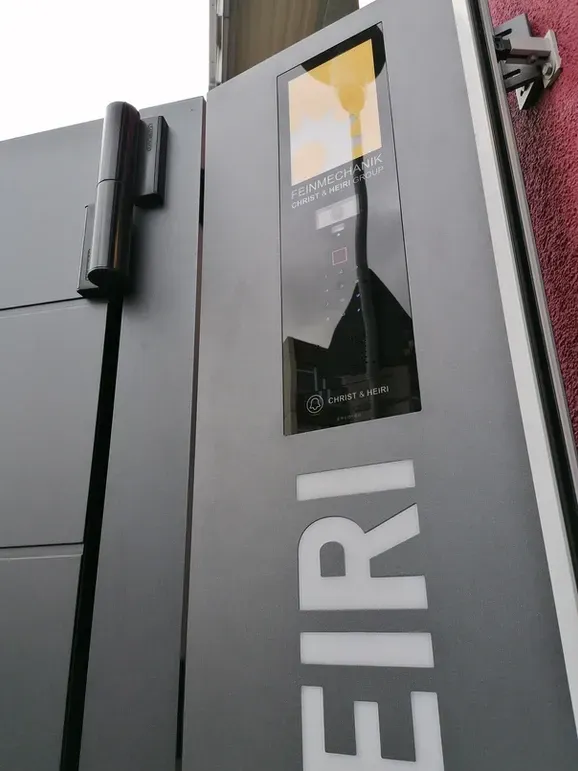 Türstation Video mit Leuchtreklame Gravur Firmenschild 3d Buchstaben Text 2-familien von ERCOTEH mit Videosprechanlage in Anthrazit RAL 7016 mit eingebauter Kamera und Klingel Fingerprint Codeschloss und keypad Türsprechanlage von Gira System 106, Siedle, Loxone, 2N Videosprechanlage maßanfertigung nach kundenwunsch aufputz briefkasten designer premium ercoteh briefkastenmanufaktur made in germany