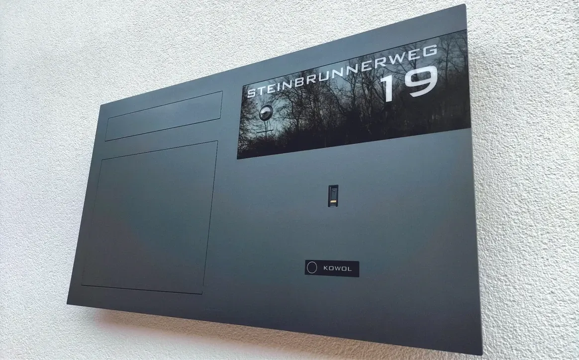 Unterputz-Briefkasten Aufputz-Briefkasten 1-Familien von ERCOTEH mit Videosprechanlage in Anthrazit RAL 7016 Edelstahl, beleuchtete Straße und Hausnummer mit eingebauter Kamera und Klingel Fingerprint Codeschloss und keypad Türsprechanlage von Gira System 106, Siedle, Loxone, 2N, HIKVISION Videosprechanlage maßanfertigung nach kundenwunsch aufputz briefkasten designer premium ercoteh briefkastenmanufaktur made in germany set 2009