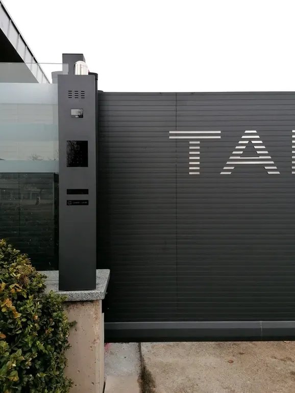 elektrisches Schiebetor Maßanfertigung nach Kundenwunsch bft Steuerung Gravur Firmenschild 3d Buchstaben Text 2-familien von ERCOTEH mit Videosprechanlage in Anthrazit RAL 7016 mit eingebauter Kamera und Klingel Fingerprint Codeschloss und keypad Türsprechanlage von Gira System 106, Siedle, Loxone, 2N Videosprechanlage maßanfertigung nach kundenwunsch aufputz briefkasten designer premium ercoteh briefkastenmanufaktur made in germany