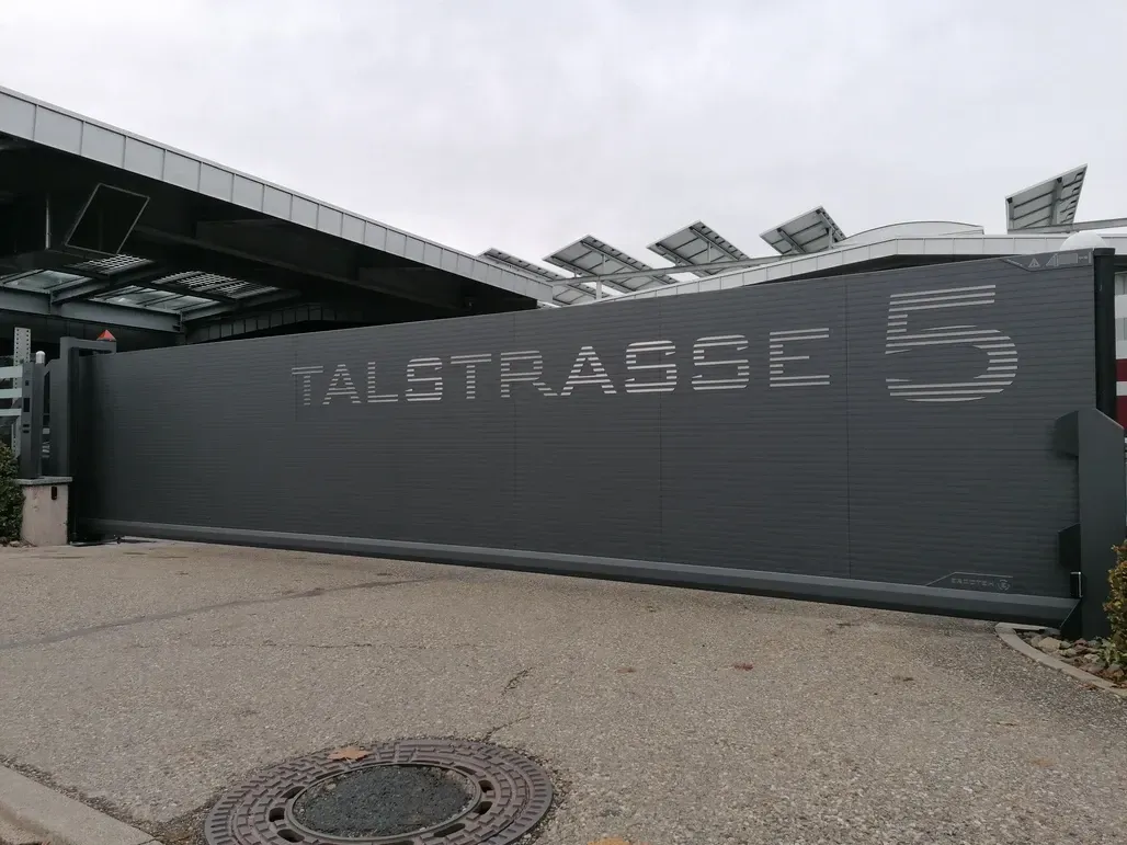 elektrisches Schiebetor Maßanfertigung nach Kundenwunsch bft Steuerung Gravur Firmenschild 3d Buchstaben Text 2-familien von ERCOTEH mit Videosprechanlage in Anthrazit RAL 7016 mit eingebauter Kamera und Klingel Fingerprint Codeschloss und keypad Türsprechanlage von Gira System 106, Siedle, Loxone, 2N Videosprechanlage maßanfertigung nach kundenwunsch aufputz briefkasten designer premium ercoteh briefkastenmanufaktur made in germany