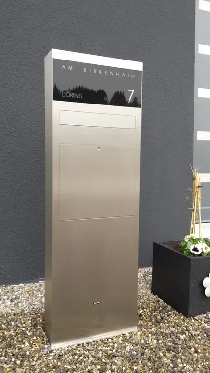 Briefkastenstele Standbriefkasten Briefkasten freistehend mit paketbox von ERCOTEH mit Videosprechanlage in Anthrazit RAL 7016 mit eingebauter Kamera und Klingel Fingerprint Codeschloss und keypad Türsprechanlage von Gira System 106, Siedle, Loxone, 2N Videosprechanlage maßanfertigung nach kundenwunsch aufputz briefkasten designer premium ercoteh briefkastenmanufaktur made in germany