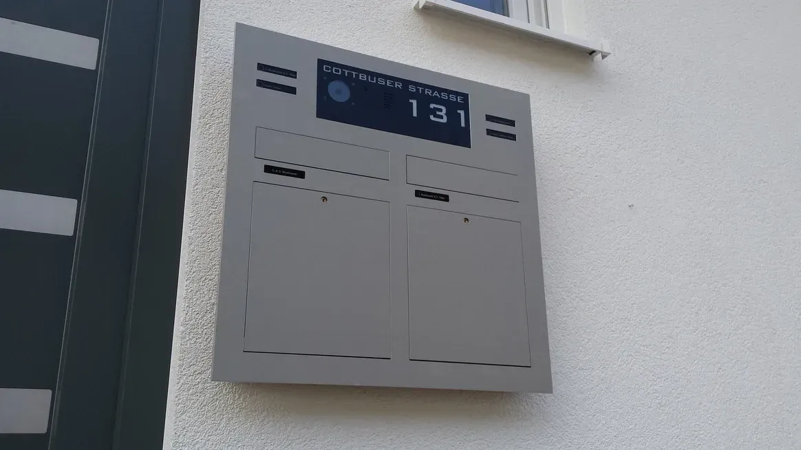 Unterputz-Briefkasten Aufputz-Briefkasten 1-Familien von ERCOTEH mit Videosprechanlage in Anthrazit RAL 7016 Edelstahl, beleuchtete Straße und Hausnummer mit eingebauter Kamera und Klingel Fingerprint Codeschloss und keypad Türsprechanlage von Gira System 106, Siedle, Loxone, 2N, HIKVISION Videosprechanlage maßanfertigung nach kundenwunsch aufputz briefkasten designer premium ercoteh briefkastenmanufaktur made in germany set 2009