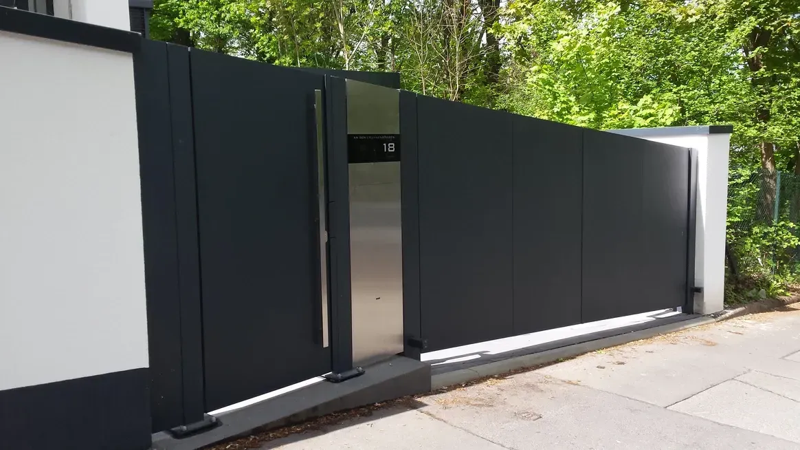 Zaunbriefkasten Briefkasten freistehend mit paketbox von ERCOTEH mit Videosprechanlage in Anthrazit RAL 7016 mit eingebauter Kamera und Klingel Fingerprint Codeschloss und keypad Türsprechanlage von Gira System 106, Siedle, Loxone, 2N Videosprechanlage maßanfertigung nach kundenwunsch aufputz briefkasten designer premium ercoteh briefkastenmanufaktur made in germany