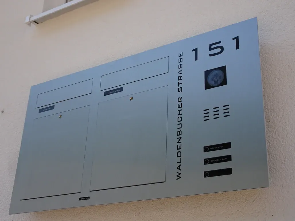 Ein Schild mit der Nummer 151 darauf