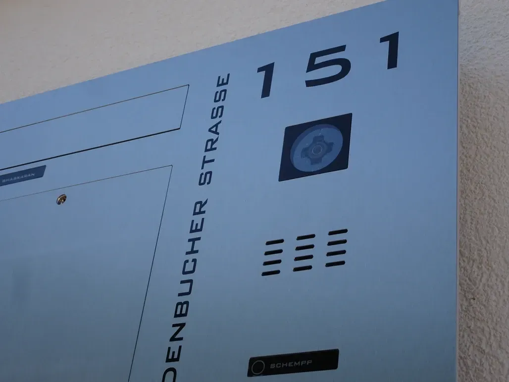 Ein Stück Papier mit der Nummer 151 darauf