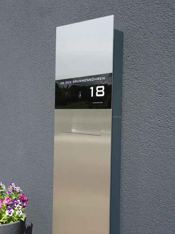 Briefkastenstele Standbriefkasten Briefkasten freistehend von ERCOTEH mit Videosprechanlage in Anthrazit RAL 7016 mit eingebauter Kamera und Klingel Fingerprint Codeschloss und keypad Türsprechanlage von Gira System 106, Siedle, Loxone, 2N Videosprechanlage maßanfertigung nach kundenwunsch aufputz briefkasten designer premium ercoteh briefkastenmanufaktur made in germany