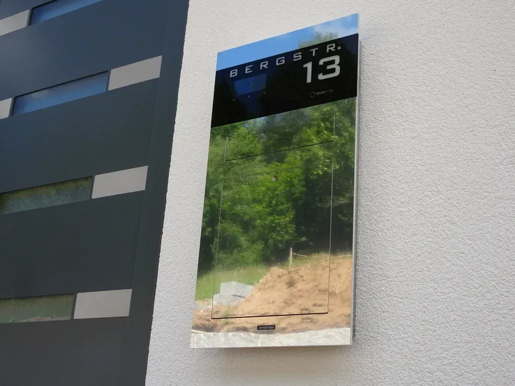 Ein Schild an der Seite eines Gebäudes mit der Nummer 13 darauf