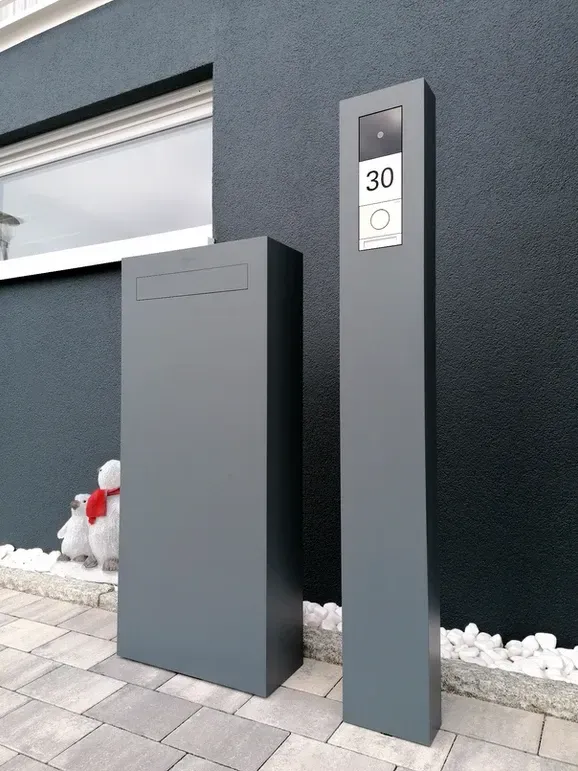 Briefkastenstele Standbriefkasten Briefkasten freistehend 2-familien von ERCOTEH mit Videosprechanlage in Anthrazit RAL 7016 mit eingebauter Kamera und Klingel Fingerprint Codeschloss und keypad Türsprechanlage von Gira System 106, Siedle, Loxone, 2N Videosprechanlage maßanfertigung nach kundenwunsch aufputz briefkasten designer premium ercoteh briefkastenmanufaktur made in germany