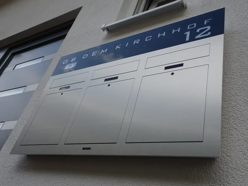 Ein Schild an der Seite eines Gebäudes mit der Nummer 12 darauf